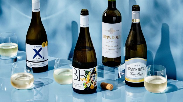 Линейка некоторых белых вин, выбранных в рамках обновления винной программы Delta на 2023 год.