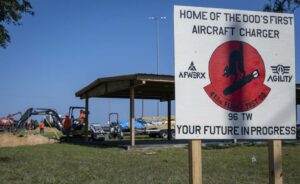 Duke Field får militærets første ladestation til elektriske fly