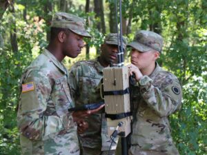 Die Ausbildung zur elektronischen Kriegsführung findet an einer Armeeschule in Ihrer Nähe statt