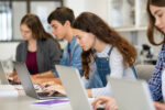 4 משאבים חיוניים לבניית מיומנויות מחקר בתיכון