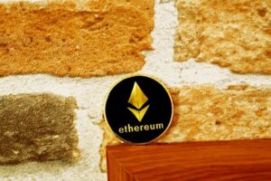 Az Ethereum Alapítvány 1,700 dollár ETH-t ad el, több mint 2.7 millió dollár értékben, de még mindig tart 500 millió dollárt