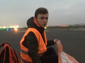 Eurowings hävdar materiella skador orsakade av klimataktivister som blockerade Berlin Brandenburg Airport i november 2022