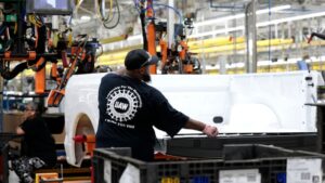 Ford minskar ett skift vid Michigan F-150 Lightning EV-fabriken - Autoblog