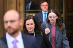 מנכ"לית אלמדה לשעבר, קרוליין אליסון, מעידה במשפטו של החבר לשעבר סם בנקמן-פריד