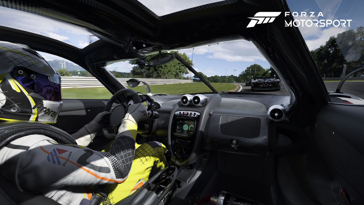 Een coureur zit in de cockpit van een luxe sportwagen en achtervolgt een andere auto in Forza Motorsport