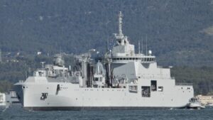 Prima navă nouă pentru reaprovizionarea flotei a Marinei Franceze se îmbarcă într-o desfășurare primară