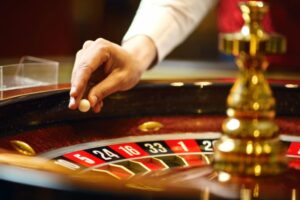 Mängur tabas ruletipalliga silma, Sues Vegas Casino