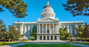 Gobernador Newsom ratifica ley de emisiones que impacta a 5,300 empresas de California | negocio verde