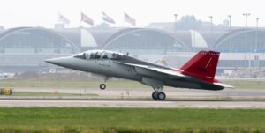 Her er, når den første T-7 træner skal flyve til Edwards Air Force Base