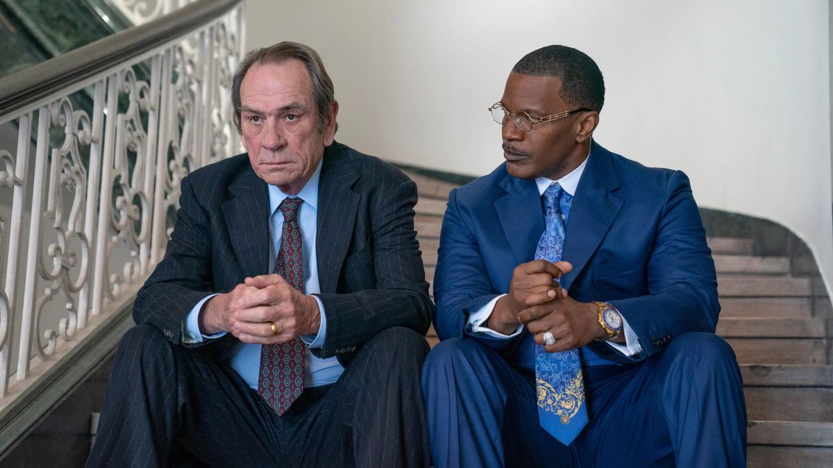 (L-R) Tommy Lee Jones and Jamie Foxx sitting on a flight of stairs in The Burial.