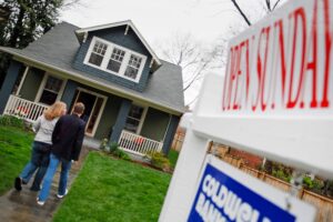 8%에 가까운 모기지 금리, '재고 위기': 주택 구입자들은 '까다로운' 시장에 직면해 있다고 전문가는 말합니다.