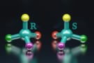 تصویری که مولکول های تصویر آینه ای را به عنوان مدل های توپ و چوب با برچسب R و S نشان می دهد