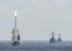 海军从濒海战斗舰萨凡纳号上的移动发射器试射导弹