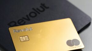 Ανοίγοντας το μονοπάτι προς την άδεια τραπεζικής του Ηνωμένου Βασιλείου: Η Revolut κλείνει συμφωνία με την SoftBank