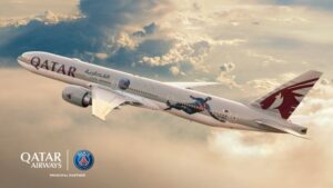 Qatar Airways rozpoczyna nowy sezon piłkarski z markowymi barwami Paris Saint-Germain na samolocie Boeing 777-300