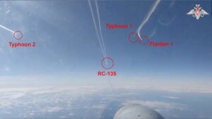 ロシア国防軍、Su-27が黒海でイギリス空軍RC-135と台風を追跡する映像を公開