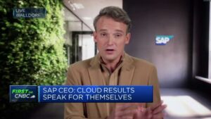 SAP: En realidad, la nube todavía está en llamas. Nuestro negocio de nube de 15 mil millones de dólares se está acelerando. Microsoft: Nosotros también. La nube está creciendo un 23 % a 24 mil millones de dólares. | SaaStr
