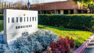Signal: Intuitive Surgicals aktie rasar trots försäljningstillväxt under tredje kvartalet