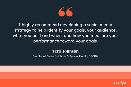 Saya sangat menyarankan untuk mengembangkan strategi media sosial untuk membantu mengidentifikasi tujuan Anda, audiens Anda, apa yang Anda posting dan kapan, serta bagaimana Anda mengukur kinerja Anda terhadap tujuan Anda.