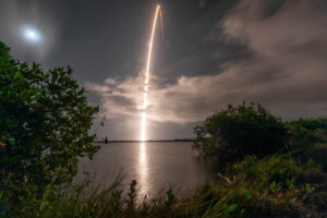 يقوم صاروخ SpaceX Falcon 9 بتوجيه الطقس ويطلق 22 قمرًا صناعيًا من نوع Starlink من كيب كانافيرال