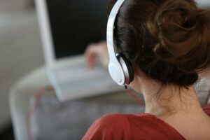 Spotify używa teraz sztucznej inteligencji do klonowania głosu podcastera na język hiszpański