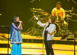 Student ved Global Schools-Sheykhar Ravjiani School of Music deler scene med den berømte indiske playback-sangeren Javed Ali