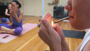Uit onderzoek naar marihuanagebruik en yoga blijkt dat de omstandigheden en omstandigheden van invloed kunnen zijn op de geestelijke gezondheidsvoordelen
