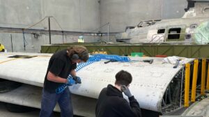 TAFE NSW-studenten werken aan de restauratie van een historisch militair watervliegtuig