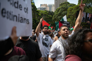 الآلاف من المتظاهرين المؤيدين لفلسطين يسيرون في منطقة الأعمال المركزية - اتصال برنامج الماريجوانا الطبية