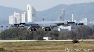 Yhdysvaltain strateginen pommikone B-52 laskeutuu Etelä-Koreaan ensimmäisen kerran 35 vuoteen