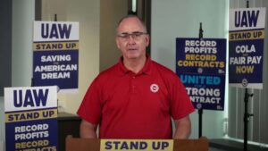 UAW اعتصاب خود را علیه فورد و جنرال موتورز گسترش می دهد، 25,000 کارگر در حال حاضر اعتصاب می کنند