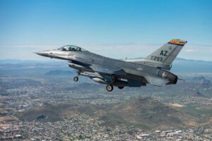 乌克兰飞行员在亚利桑那州开始 F-16 训练