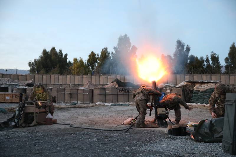 Soldados disparam morteiros em apoio às operações na província de Laghman, no Afeganistão, em março de 2019.
