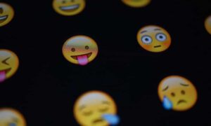 Usar muitos emojis é uma pista para duas coisas