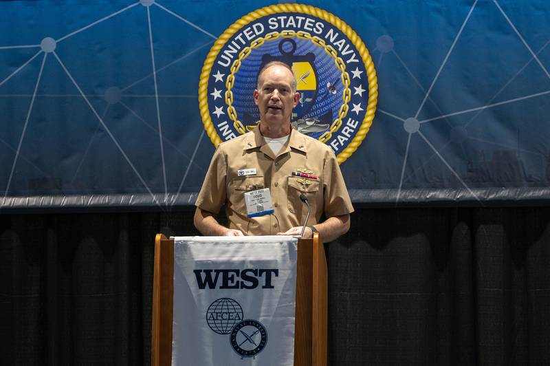Ο υποναύαρχος του Πολεμικού Ναυτικού των ΗΠΑ Νταγκ Σμολ φιλοξενεί μια σύνοδο ερωτήσεων και απαντήσεων κατά τη διάρκεια της διάσκεψης WEST στο Συνεδριακό Κέντρο του Σαν Ντιέγκο τον Φεβρουάριο του 2022.
