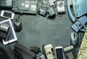 古い携帯電話の充電器やその他の電子廃棄物をどのように処理すべきか (すべきでないのか) | エンバイロテック