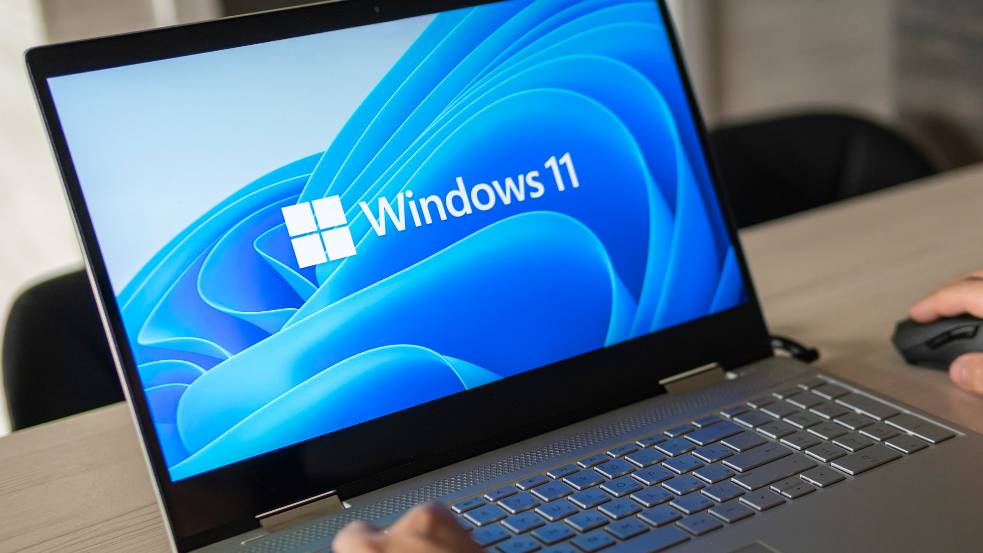 Windows 11 auf Bildschirm eines Notebooks