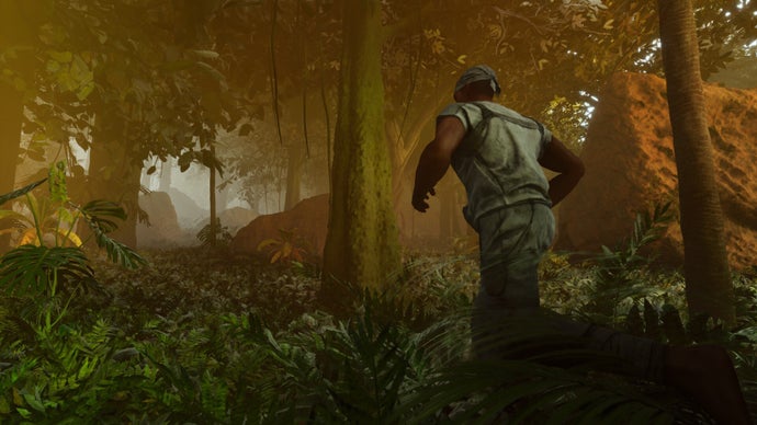 「Ark: Survival Ascended」のスクリーンショット。プレイヤーが鬱蒼とした葉に囲まれた霧深いジャングルの中を走っているところを示しています。