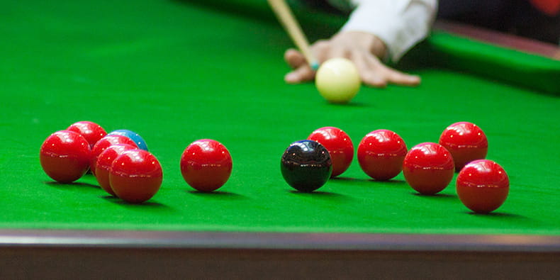 Snooker Oyuncusu Kırmızı Topa Vurmaya Hazırlanıyor