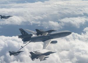 نفتکش تجاری به جنگنده های نیروی هوایی آمریکا برای رزمایش سنگاپور سوخت می دهد