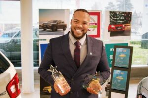 Eksekutif penjualan Crown Suzuki meraih hadiah utama di Motor Ombudsman Star Awards