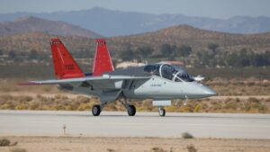 Första T-7-tränaren landar på Edwards Air Force Base för testflyg