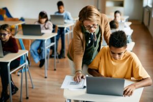 ¿Cómo pueden los profesores preparar a los estudiantes para un futuro impulsado por la IA? - Noticias EdSurge
