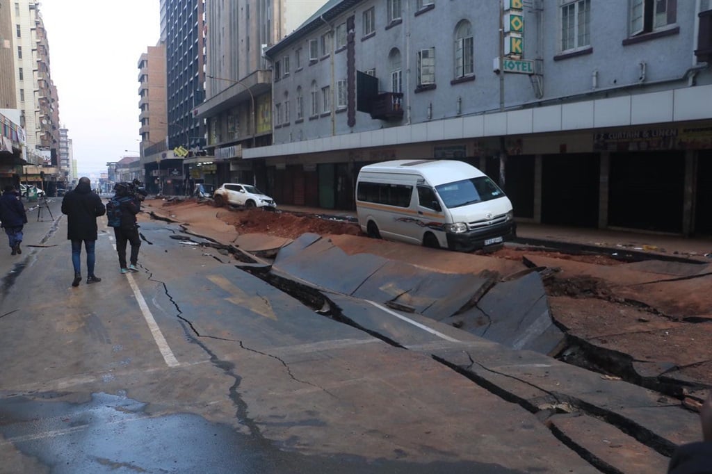 Ulusal hükümet, Lilian Ngoyi Caddesi'ndeki patlamanın ardından Johannesburg Şehri'nin yerel afet durumuna başvuru talebini reddetti.