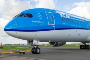KLM muss nach der Verkleinerung von Amsterdam Schiphol 17 tägliche Flüge kürzen