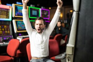 Der glückliche Spieler gewinnt einen 12-Millionen-Dollar-Slots-Jackpot im Las Vegas Casino
