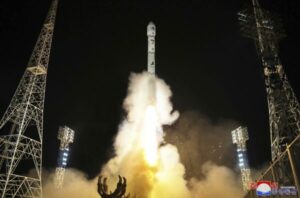 Severna Koreja je uspešno izstrelila svoj vojaški vohunski satelit. Kaj zdaj?