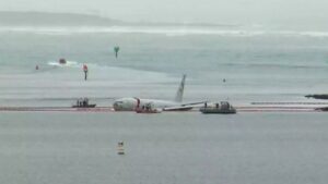 P-8 Poseidon 在夏威夷冲出跑道，最终落入水中