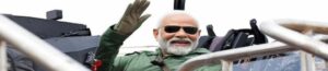 Premier Modi voert een missie uit op het in eigen land gebouwde TEJAS-straaljager in Bangalore