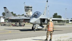 Alunos da RAF voam sozinhos na escola internacional de treinamento de vôo na Itália